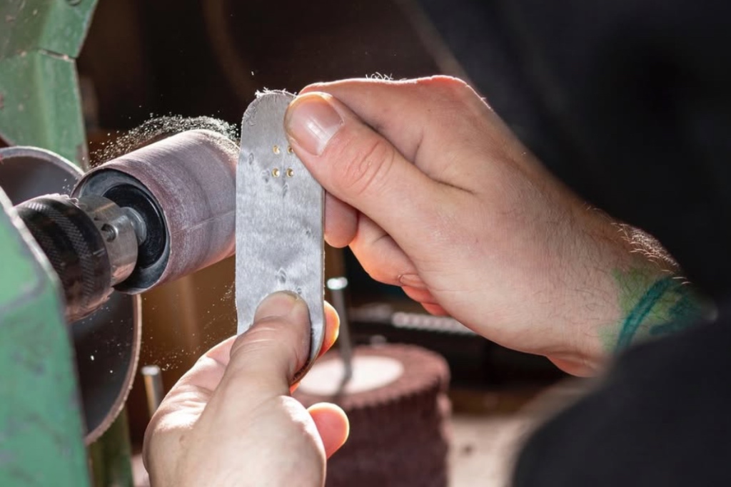 Behind the Scenes: Fingerboard wird am Schleifer geshaped.