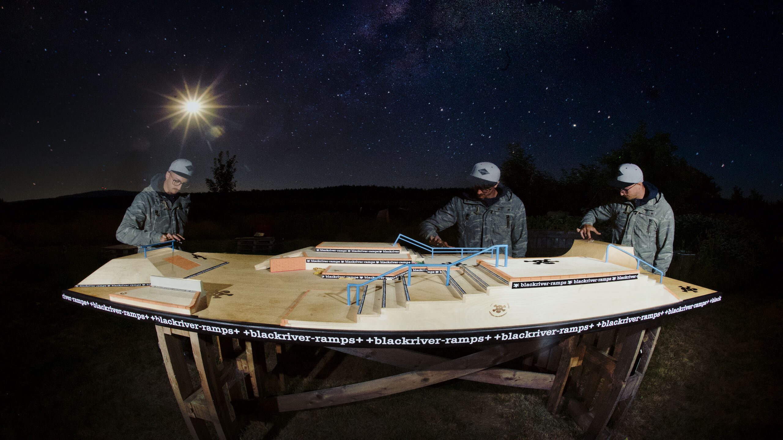 Fabi macht Tricks auf einem Blackriver Park, das Foto ist mit Mehrzeitbelichtung in einer Sternenklaren Nacht gemacht worden.
