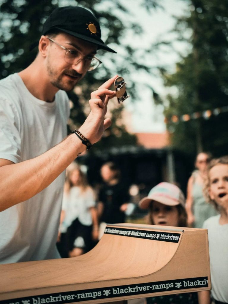 Fabi zeigt den Kids einen Big Ollie