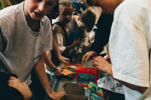 Kinder haben Spaß an einer FIngerboard Challenge und packen voller Motivation die Rampen und Setups aus.