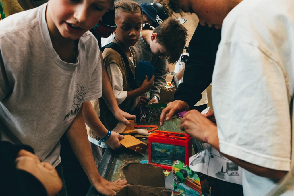 Kinder haben Spaß an einer FIngerboard Challenge und packen voller Motivation die Rampen und Setups aus.