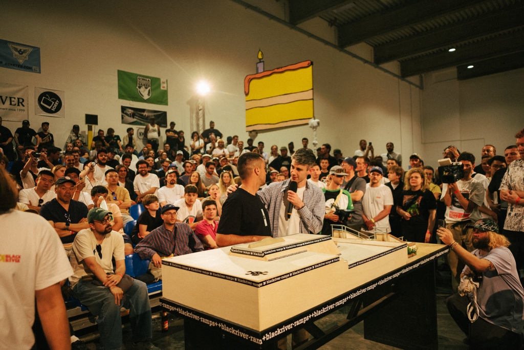 Ein riesen Fingerboardpark und die mega Crowd dahinter. Schnappschuss von der Fingerboard WM 2024