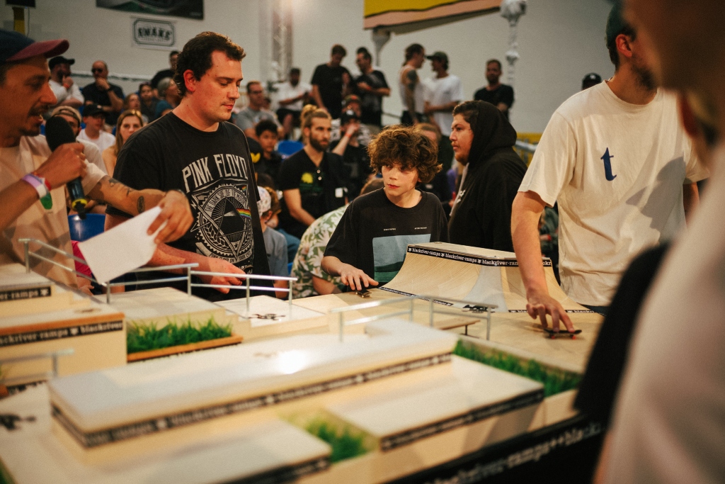 Der jüngste Fingerboard WM Teilnehmer 2024 zeigt seinen Run am WM-Park.