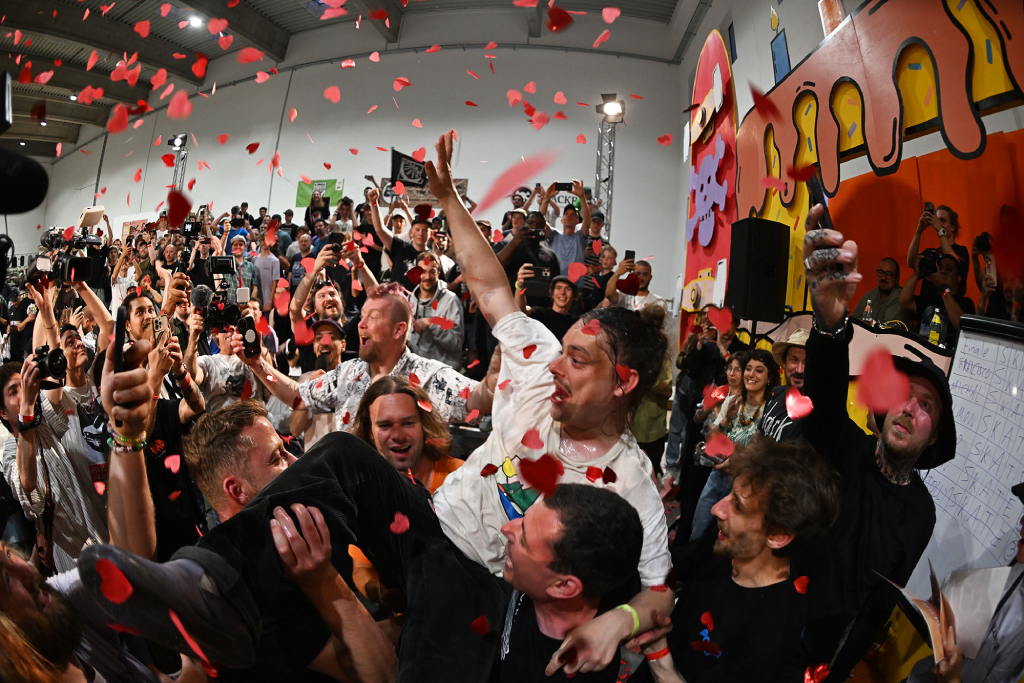 Ramon Angelow wird von der Crowd als Fingerboard Weltmeister 2024 gefeiert.