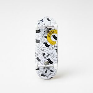 Drop Fingerboard "Sticker Mania" Grafik von vorne mit weißen Rollen.