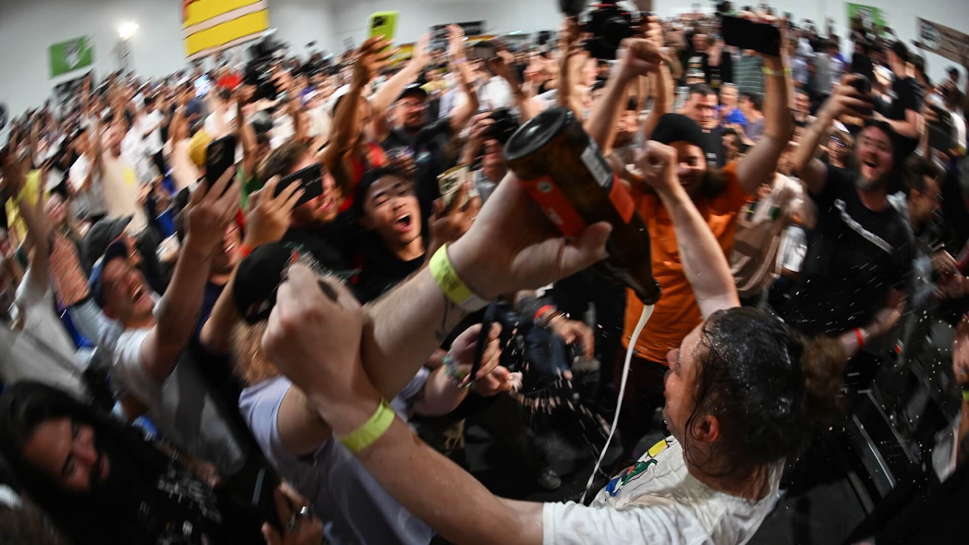 Siegerehrung Fast Fingers 2024, der Weltmeister bekommt eine Bierdusche, die Crowd feiert ihn